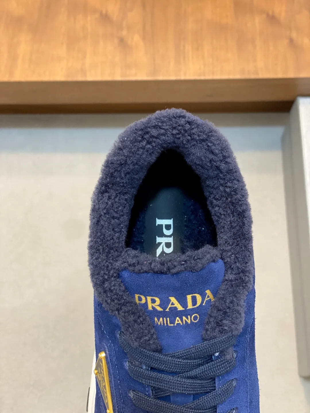 💰780 Prada/Prada Autumn and winter men's leather lace-up sneakers. Top-quality goods produced in Dongguan. Imported Nappa cowhide leather upper with raised layered design. Light and breathable, soft and comfortable. Genuine calfskin leather edging has a distinctive sporty style. The leather tongue is equipped with the classic PRADA letter red rubber label badge to fully display the brand style. The transparent air-cushion midsole is equipped with a lightweight tread rubber outsole. It is light and increased by about 4CM. The inner lining is Excellent foot feel. Comes with original packaging. 38-44 (customized at 45). Size: 39-40-41-42-43-44. Standard leather shoe size.
